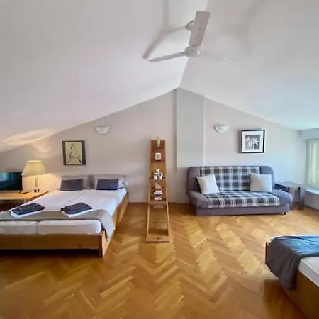 Top Floor Maisonette In Centre *