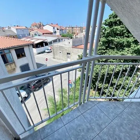Top Floor Maisonette In Centre Apartment