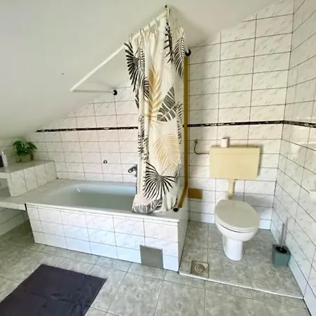 Top Floor Maisonette In Centre *