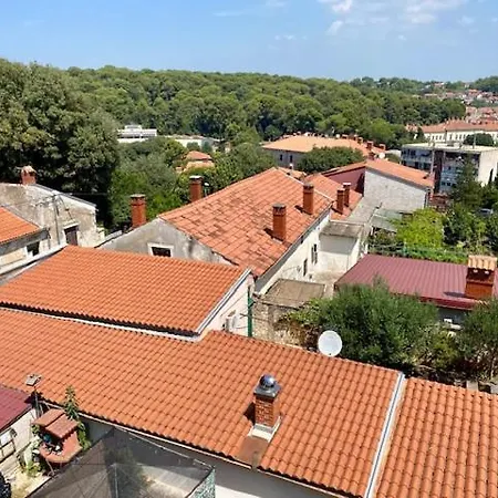 Top Floor 2-Bed, New Kitchen & Bathroom Near Arena Pula