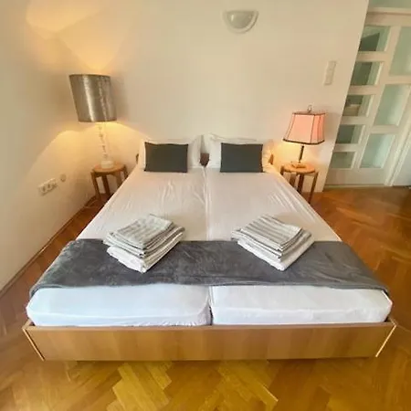 Top Floor Maisonette In Centre Apartment *