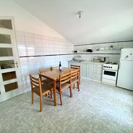 Apartment Top Floor Maisonette In Centre