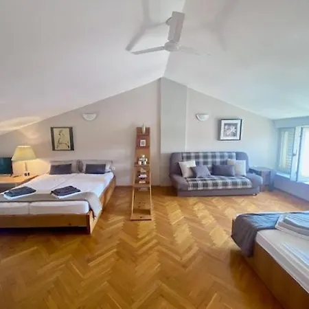 Top Floor Maisonette In Centre Apartment *