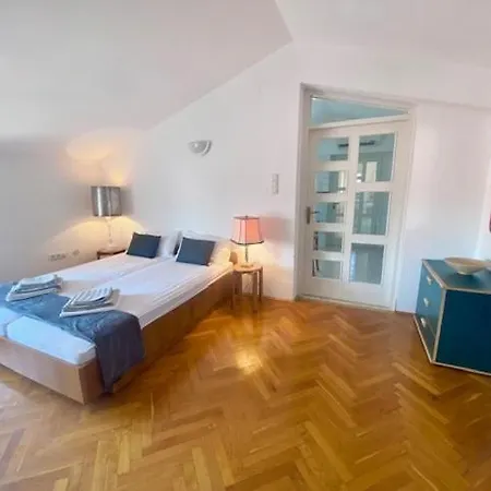 Apartment Top Floor Maisonette In Centre *
