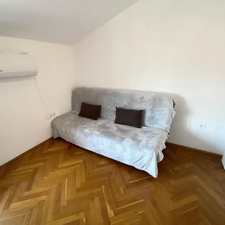 Floor 2-bed, New Kitchen & Bathroom Near Arena Apartment Pula