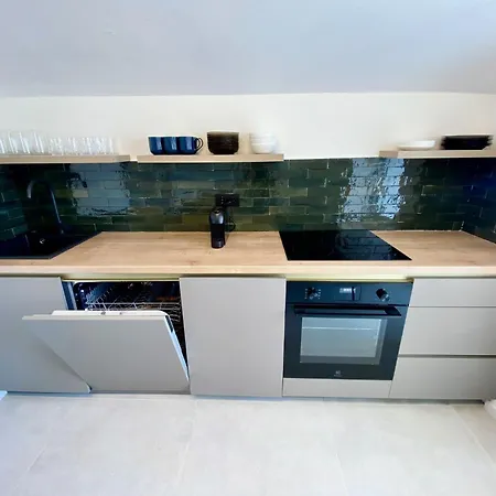 Floor 2-bed, New Kitchen & Bathroom Near Arena Pula
