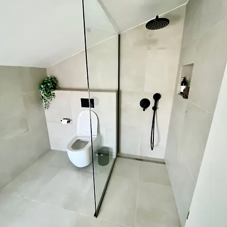 Floor 2-bed, New Kitchen & Bathroom Near Arena Apartment